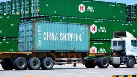 Ein Lkw befördert einen Container der China Shipping Container Lines im Hafen von Qingdao.