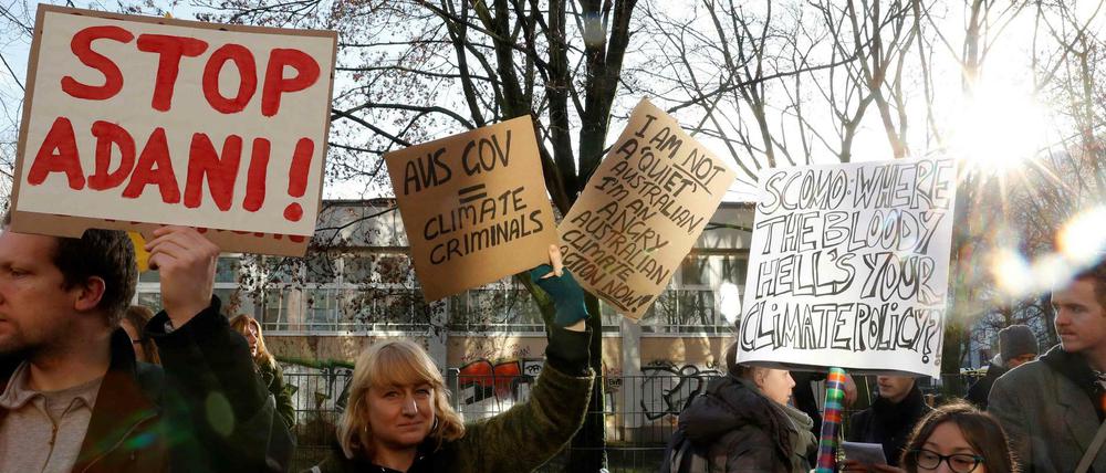 Klima-Aktivisten demonstrieren vor der australischen Botschaft in Berlin. 