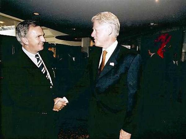 Ein großer Moment: Willy Weiland mit dem damaligen US-Präsidenten Bill Clinton (1994). 