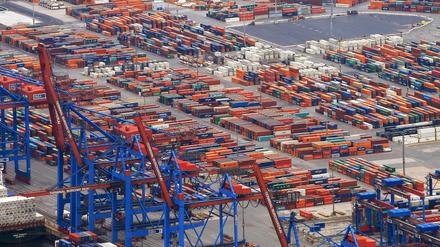 Container werden am auf dem Container-Terminal im Hafen in Hamburg umgeschlagen. 