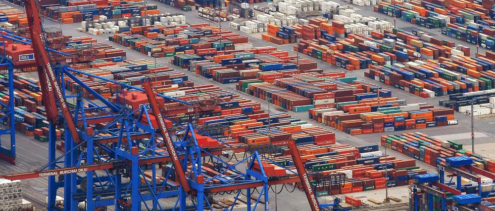 Container werden am auf dem Container-Terminal im Hafen in Hamburg umgeschlagen. 