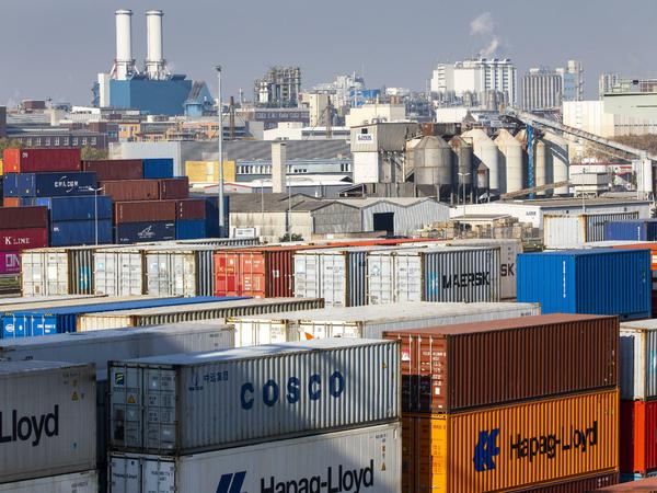 Container sind derzeit Mangelware - die Schifffahrtsunternehmen profitieren davon. 