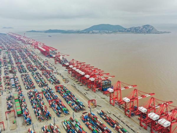 Blick auf Container und Kräne im Yangshan-Hafen in Shanghai. Hier stauen sich seit Wochen tausende Container. 