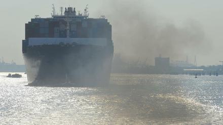 Ein Containerschiffr auf der Elbe bei Hamburg 