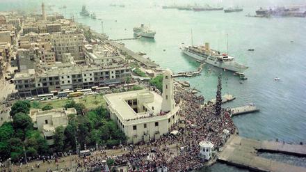 Jubel vergangener Tage: Die Kanaleinfahrt bei Port Said 1975 bei der ersten Durchfahrt eines Passagierschiffs nach der Wiedereröffnung nach dem Sechs-Tage-Krieg. 