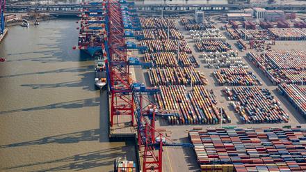 Hamburg: Das Luftbild zeigt zahlreiche Container auf dem Gelände des Containerterminals Eurogate im Hamburger Hafen. 