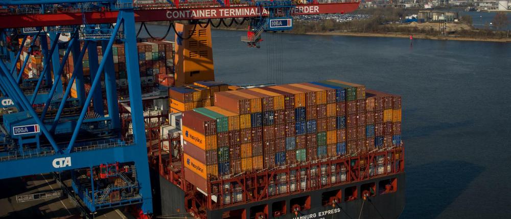 Ein Containerschiff wird Hamburger Hafen beladen.