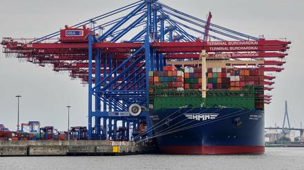 Das Containerschiff «HMM Gdanks» der Reederei «HMM» liegt im Waltershofer Hafen in Hamburg.