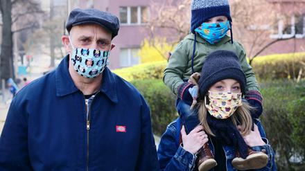 Familie mit Mundschutz in Berlin-Friedenau. Die Art der Sorgen hängt auch vom Alter der Befragten ab.