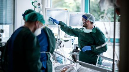 Große Verluste. In deutschen Krankenhäusern fallen lukrative Operationen aus, weil sich Ärzte um Corona-Patienten kümmern müssen.