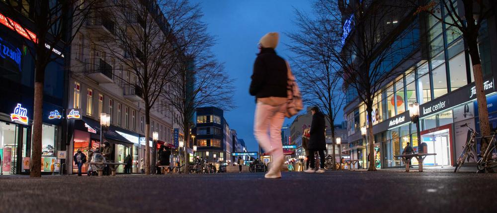 Nur wenige Menschen sind in der Fußgängerzone in der Wilmersdorfer Straße unterwegs. Bund und Länder beraten am Dienstag über die Verlängerung des Lockdowns in Deutschland.