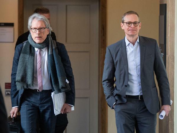 Matthias Kollatz (li.), Finanzsenator von Berlin, und Michael Müller, Regierender Bürgermeister, läuft die Zeit davon. In gut neun Monaten wird gewählt. 