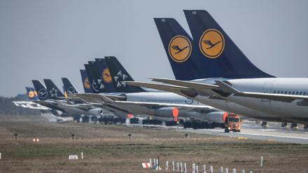 Am Flughafen Frankfurt stehen Maschinen der Lufthansa, die wegen der weltweiten Corona-Pandemie derzeit außer Dienst gestellt sind. 