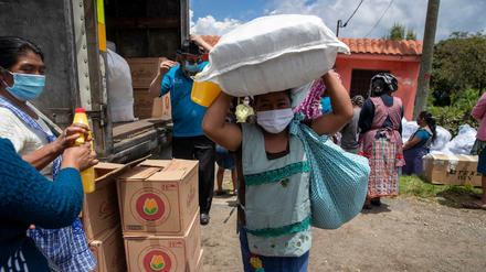 Coronakrise trifft die Armen besonders hart: Verteilung von Hilfsgütern in Guatemala