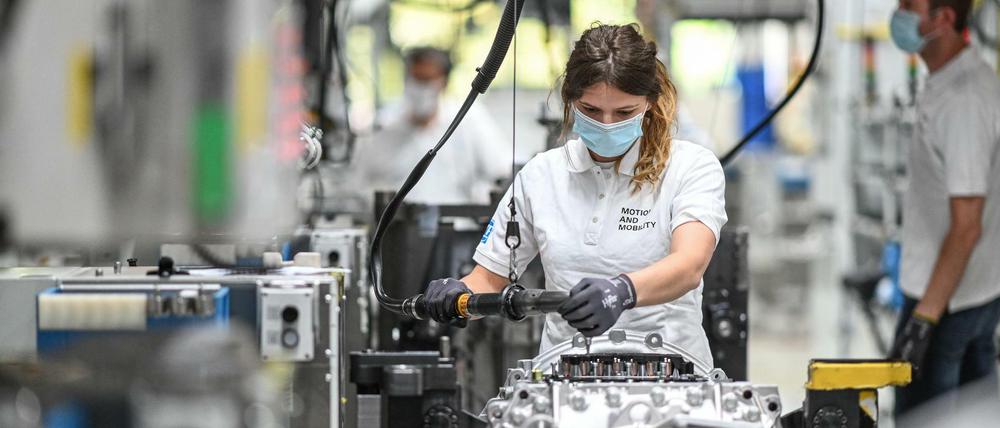Eine Monteurin arbeitet im Werk zwei des Automobilzulieferers ZF Friedrichshafen an ein Getriebe.