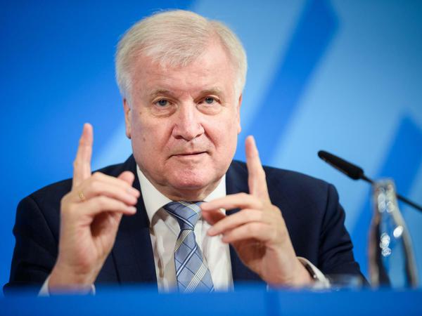 Unter Druck: Hebt Bundesinnenminister Horst Seehofer das Einreiseverbot auf? 