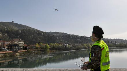 Hier steuert ein italienischer Soldat eine Drohne. Doch auch deutsche Behörden arbeiten im Kampf gegen Corona mit den Geräten.