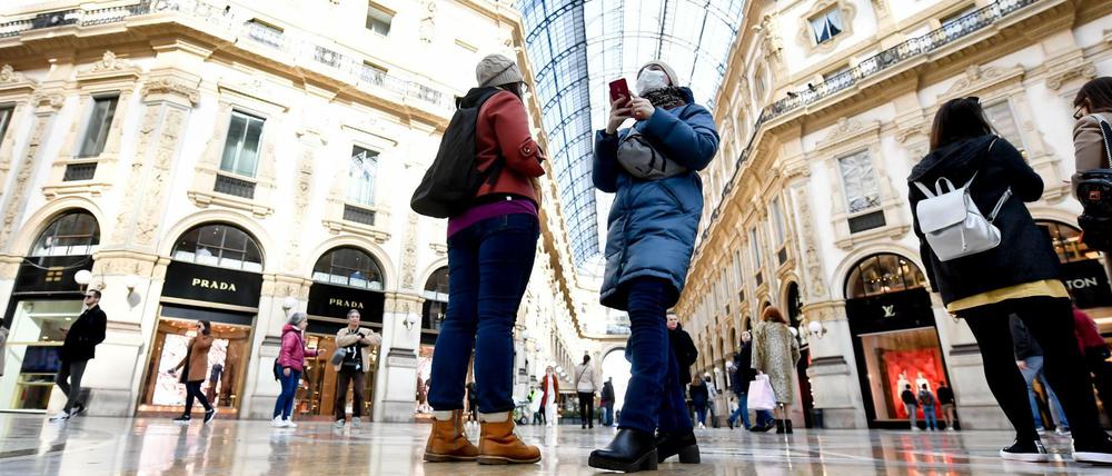 Mit Mundschutz in Mailand: Touristen in der Galleria Vittorio Emanuele II.
