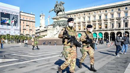 In Italien wird Militär gegen Corona eingesetzt. Soldaten tragen Mundschutz und patrouillieren über den Domplatz in Mailand.