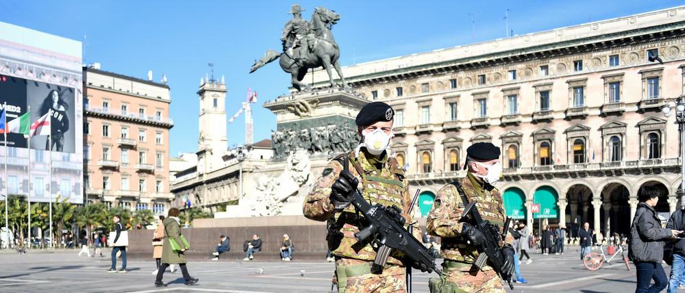 In Italien wird Militär gegen Corona eingesetzt. Soldaten tragen Mundschutz und patrouillieren über den Domplatz in Mailand.