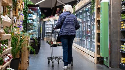 Eine Frau in einem Supermarkt in Bayern 