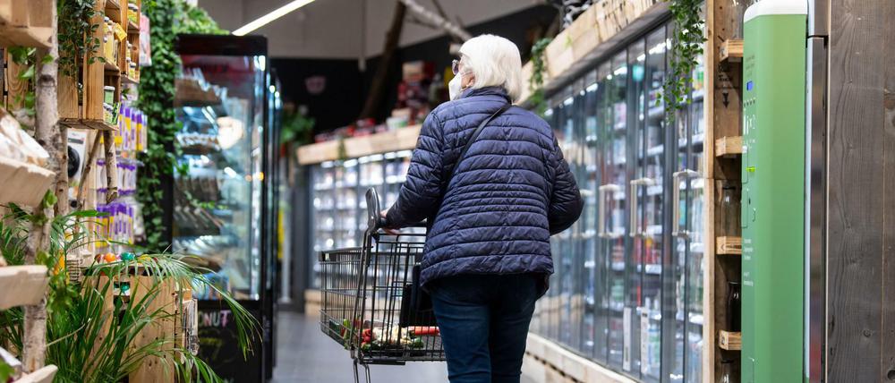 Eine Frau in einem Supermarkt in Bayern 