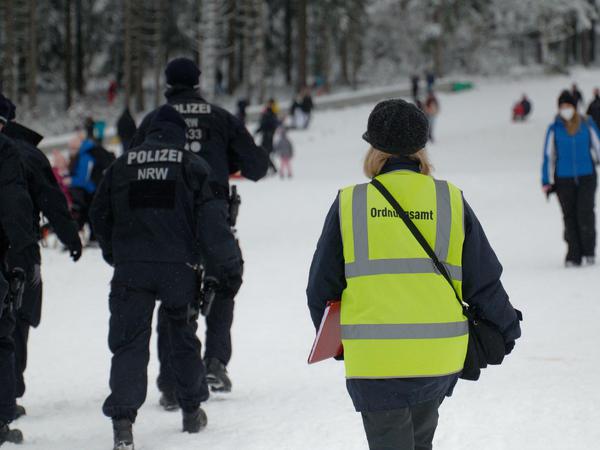 Ansturm auf die deutschen Wintersportgebiete: Die Behörden kontrollieren jetzt scharf. 