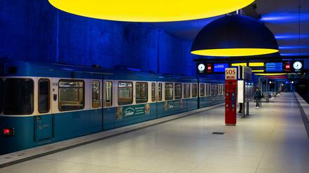 Coronakrise. Nur wenige Fahrgäste warten in der Münchner U-Bahn-Station am Westfriedhof.