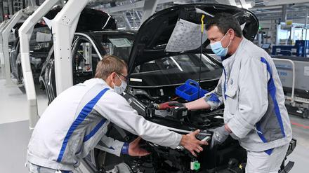 Bei Volkswagen lief nach mehr als fünf Wochen Corona-Stillstand die Fahrzeugproduktion wieder an - doch die Erwartungen sind gedämpft.