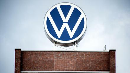 Logo der Volkswagen AG auf dem Gebäude der Hauptverwaltung in Wolfsburg 