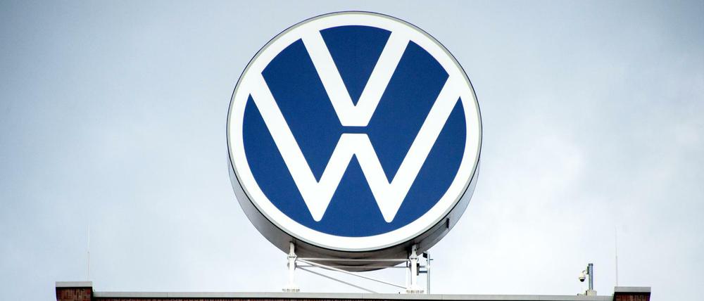 Logo der Volkswagen AG auf dem Gebäude der Hauptverwaltung in Wolfsburg 