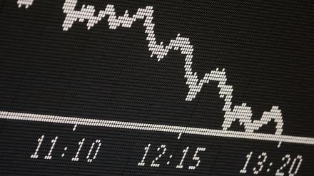 Abwärts. Der Deutsche Aktienindex Dax hat seit seinem Höchststand Ende Januar schon rund sieben Prozent verloren. Auch die US-Börse bricht ein.
