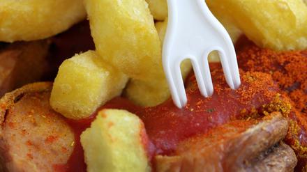 Currywurst mit Pommes: Eine gesunde Ernährung ist das nicht gerade. 