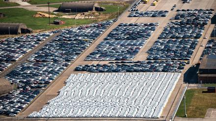 Zahlreiche Fahrzeuge von Mercedes stehen auf dem ehemaligen Flugplatz in Alhorn. Tausende Neuwagen von Mercedes warten derzeit auf ihre Auslieferung. 