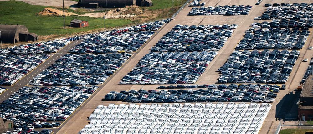 Zahlreiche Fahrzeuge von Mercedes stehen auf dem ehemaligen Flugplatz in Alhorn. Tausende Neuwagen von Mercedes warten derzeit auf ihre Auslieferung. 