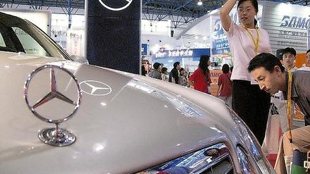 Messebesucher in Peking. China ist ein wichtiger Markt für Daimler.
