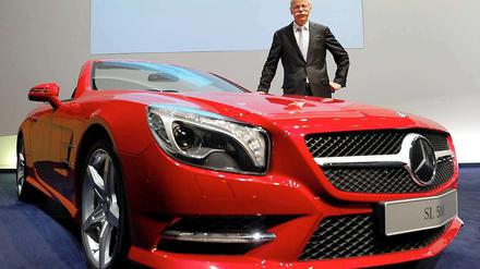 Ausdruck der Zufriedenheit. Daimler-Chef Zetsche posiert vor einem Mercedes-Sportwagen.