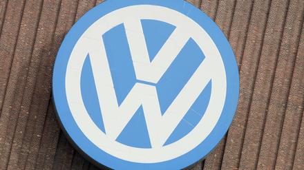 Das Logo der Volkswagen AG an der Fabrikfassade in Wolfsburg.