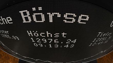 Die Anzeigetafel zeigt am 04.10.2017 auf dem Parkett der Wertpapierbörse in Frankfurt am Main (Hessen) den Höchststand von 12976,24 Punkten an. 