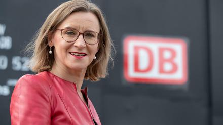 Mit neuen Transportgütern und mehr Angeboten für Kunden will die Güterverkehrs-Chefin der Deutschen Bahn, Sigrid Nikutta, die Sparte aus der Krise führen.