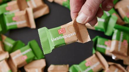 Die Deutsche Bahn verteilt künftig als Fahrgastgeschenk Schokolade an Reisende der 1. Klasse.