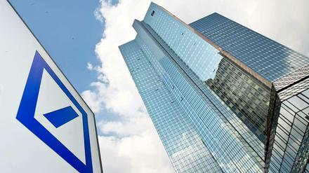Die Zentrale der Deutschen Bank in Frankfurt am Main. Dort wehrt man sich gegen die aktuellen Vorwürfe von Nichtregierungsorganisationen.