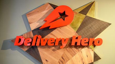 Das Logo von "Delivery Hero" hängt in der Zentrale der Bestell-Plattformen für Essen "Delivery Hero" und "Liederheld" in Berlin-Mitte.