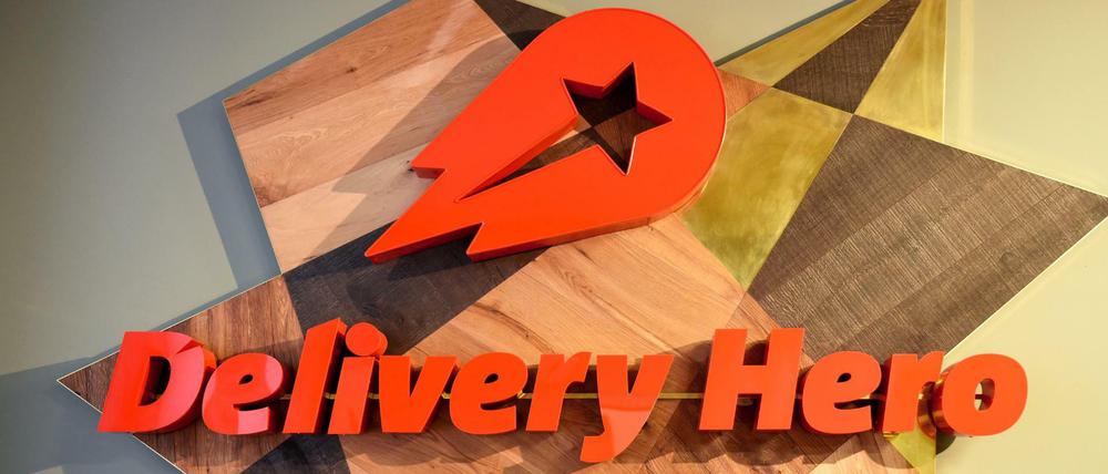 Das Logo von "Delivery Hero" hängt in der Zentrale der Bestell-Plattformen für Essen "Delivery Hero" und "Liederheld" in Berlin-Mitte.
