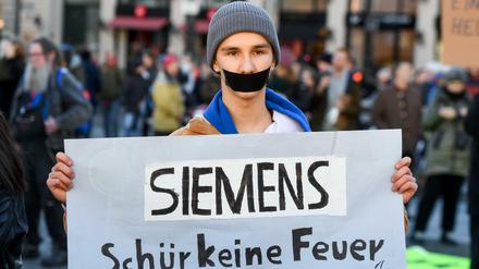 Demonstration vor dem Hauptsitz des Elektrokonzerns Siemens in München 