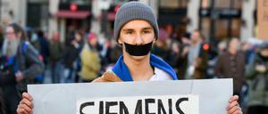 Demonstration vor dem Hauptsitz des Elektrokonzerns Siemens in München 