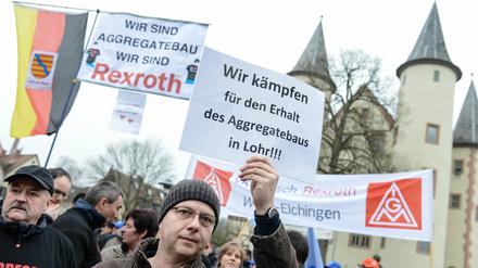 Mitarbeiter von Bosch Rexroth demonstrieren im Februar 2014 gegen Stellenabbau am Standort Lohr am Main (Bayern).