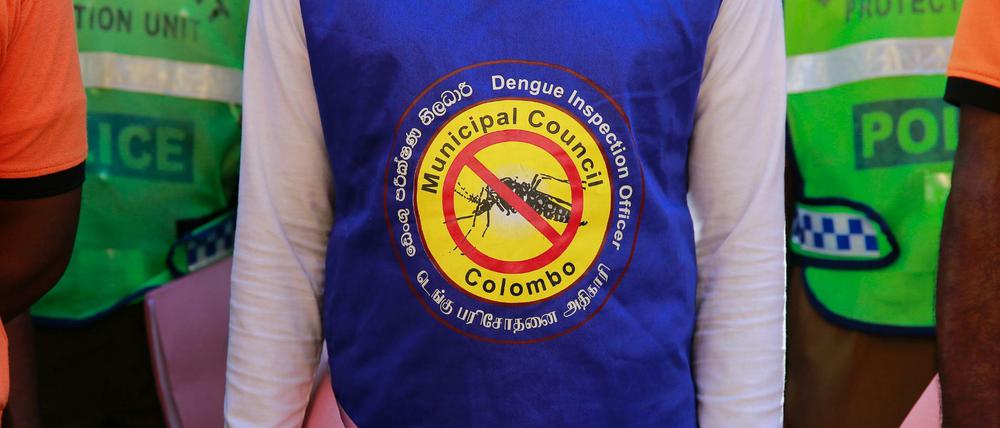 Ein Gesundheitsmitarbeiter in Colombo (Sri Lanka) trägt ein T-Shirt, um auf die Gefahr von Moskitos aufmerksam zu machen. Sri Lanka leidet derzeit unter einer Epidemie des Denguefiebers mit mehr als 200 Toten. Die zunehmende Globalisierung spielt bei der Ausbreitung von Infektionskrankheiten eine wichtige Rolle.