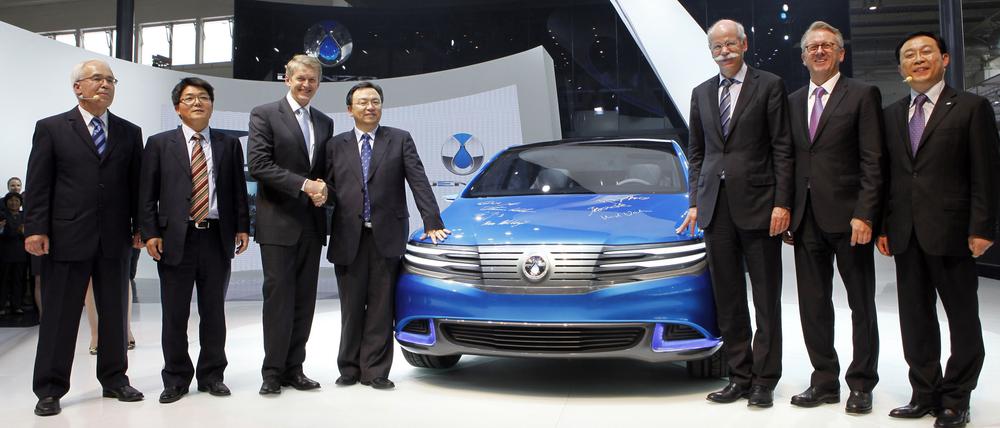 Vorstellung des ersten Denza auf der Auto China in Peking: Daimler-Chef Dieter Zetsche (3. v. re.) und Daimler-Entwicklungsvorstand Thomas Weber (3. v. li.) umgeben von Führungskräften des Joint-Ventures BDNT.