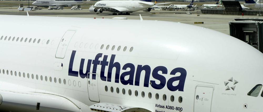Ein Airbus A380-800 mit Namen Frankfurt am Main der Lufthansa am Flughafen Frankfurt.